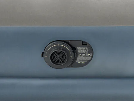 Luchtbed met ingebouwde pomp Luchtbed met elektrische pomp